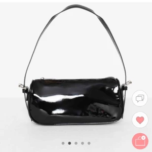 Väska - Jättefin, svart lackad väska ifrån Nelly som bara är använd några få gånger. Tillkommer även frakt💕