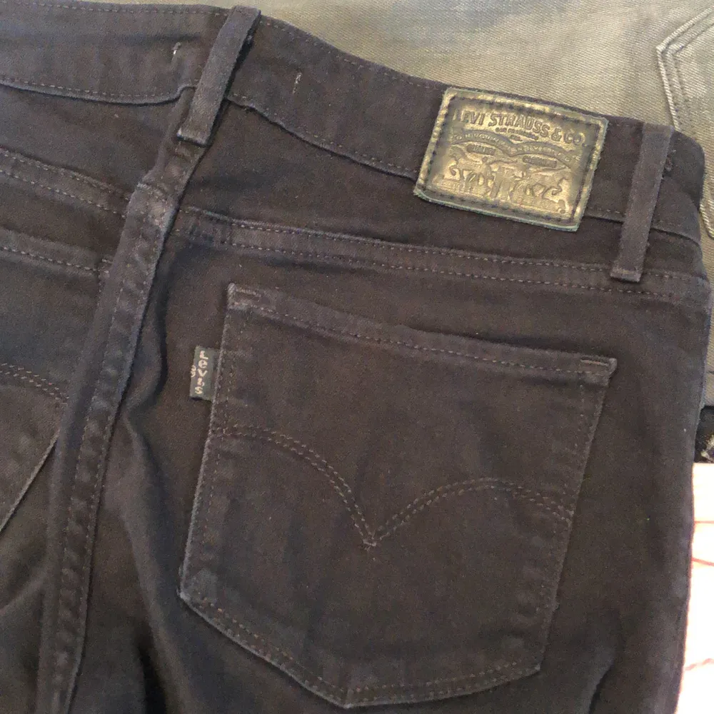 Svarta bootcut jeans från Levi’s i modellen 715 bootcut. Storlek W26 L32. Jeans & Byxor.