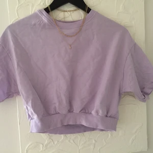 Pastell lila sweatshirt - Jääätte fin croppad tjocktröja som är helt ny(aldrig använd) i lila pastell färg. Inte riktigt långärmad då den går till armbågen💜  Frakt tillkommer  