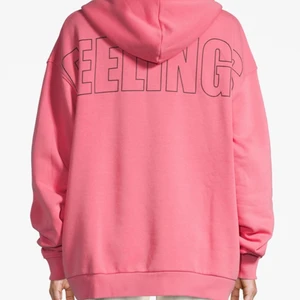 Weekday hoodie - Säljer min super coola weekday hoodie i storlek XS, men sitter oversized på mig som är S så skulle säga att den passar allt från XS- M beroende hur man vill att den ska sitta. Köparen står för frakt! 😍