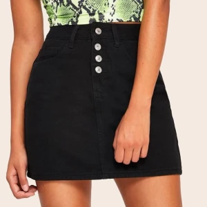 svart kjol med knappar - Svart kjol med knappar, bara provad (inte strykt på bild) <3                                                                        frakten är inkluderad