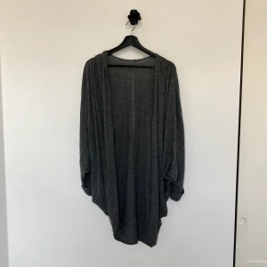American Apparel cardigan One Size - Kofta/cardigan från American Apparel. One Size och i fint skick. 200 kr + ev frakt. Sista bilden är en ljusare modell än den jag säljer, fick inte nån bra bild på den verkliga färgen men tänk mellan första och andra bilden 🙈