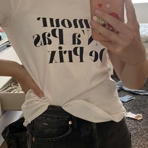 T-shirt - Jättefin t-shirt från gina i storlek xs, är dock litestörre i storleken. Inga skavanker och aldrig använd, säljer då den inte är min stil. Köparen står för frakten:) 