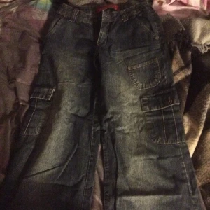 Jeans  - Jeans med fickor på sidorna. Om man har frågor är det bara att kontakta mig :) frakt tillkommer
