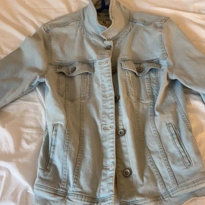 Jeansjacka  - Säljer min jeansjacka som är så fin! Den har många fina detaljer! Står att den är från ”garcia jeans”! Har knappt aldrig använt den så säljer för att den inte kommer till användning! Det står ej storlek men skulle tippa på 32/34!