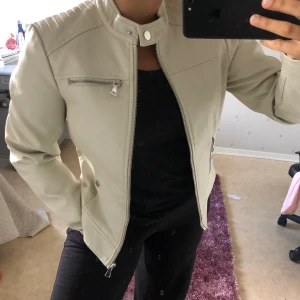 Skinnjacka  - Beige skinnjacka från vero moda, storlek S men jag är en XS, använd endast ett fåtal gånger då jag har andra jackor, köptes för 599kr 🧥 