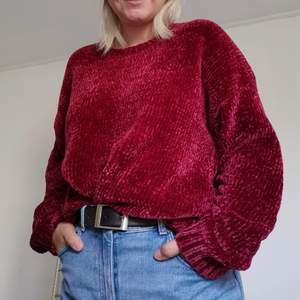 En supermjuk glänsande sweater. Visas på en medium. Frakt står köparen för :) skriv om du har några frågor!