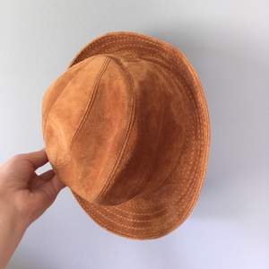 En a cool hatt i mocka, som tyvärr är liten. Lite svårt att mäta 😅 men skulle säga storlek M, typ 54cm 
