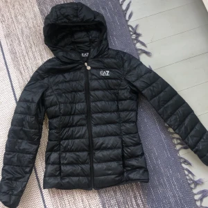 Ea7 emporio Armani jacka storlek M - Jätteskön och varm jacka som funkar året runt. Jackan är i ett bra skick utan slitage. Passar för dig som bär storlek S/M men eftersom att plagget är liten i storlek köpte jag den i M. Frakt: 80kr. Ordinarie pris: 1 799kr.