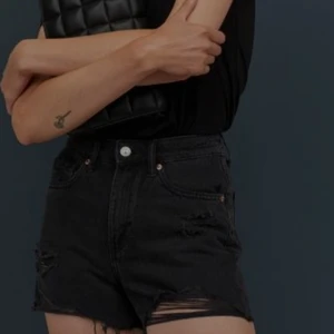 Jeans shorts - Svarta destressed vintage Jean shorts. har även ett par blåa till försäljning. Bra skick. Knappar istället för gylf.