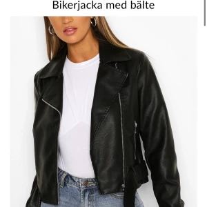 Slutsåld skinnjacka - Slutsåld skinnjacka från boohoo! Den satt riktigt snyggt på men jag beställde en annan med gulddetaljer som jag hellre ville ha. Endast testad en gång❤️ Kostar egentligen 630kr🥰
