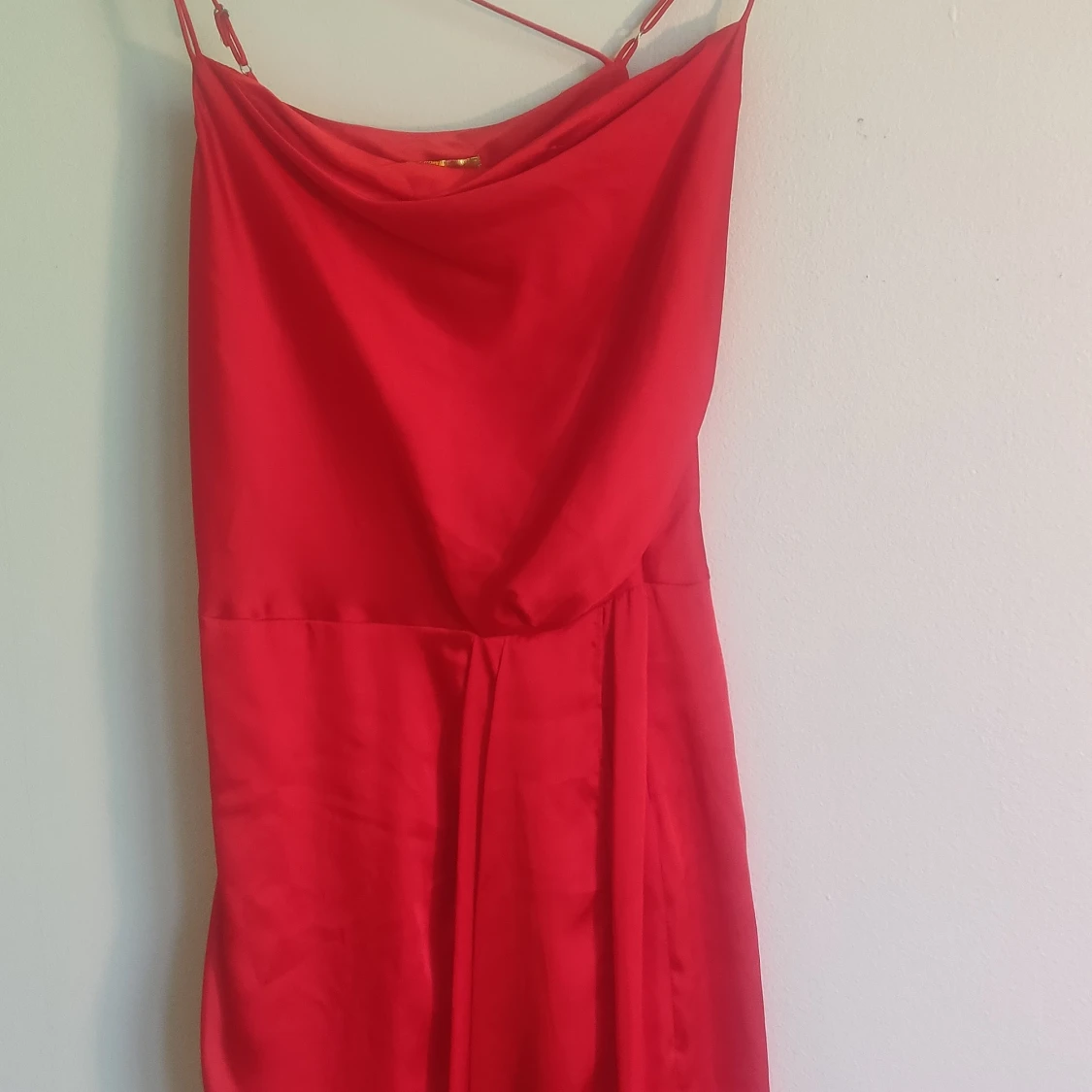 Klarröd silkig klänning - 90