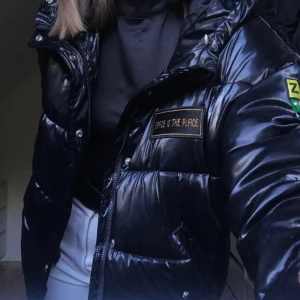 Zara vinterjacka - Så himla fin vinterjacka från zara som jag köpte förra vintern! Knappen på ena fickan har gått av men det är ingenting som syns när man har på sig jackan eftersom fickorna ”sticker ut”, utöver det så är jackan i superbra skick🥰