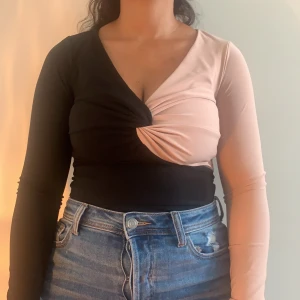Ur snygg Body top från fashionova.  - En snygg sexig Body top från Fashionnova. Passar jätte bra till slitna blåa jeans eller annat i eran smak. Body topen är helt o hållet oanvänd och fräsch. Toppen är utav stretch material vilket gör den jätte bekväm att ha på sig. 