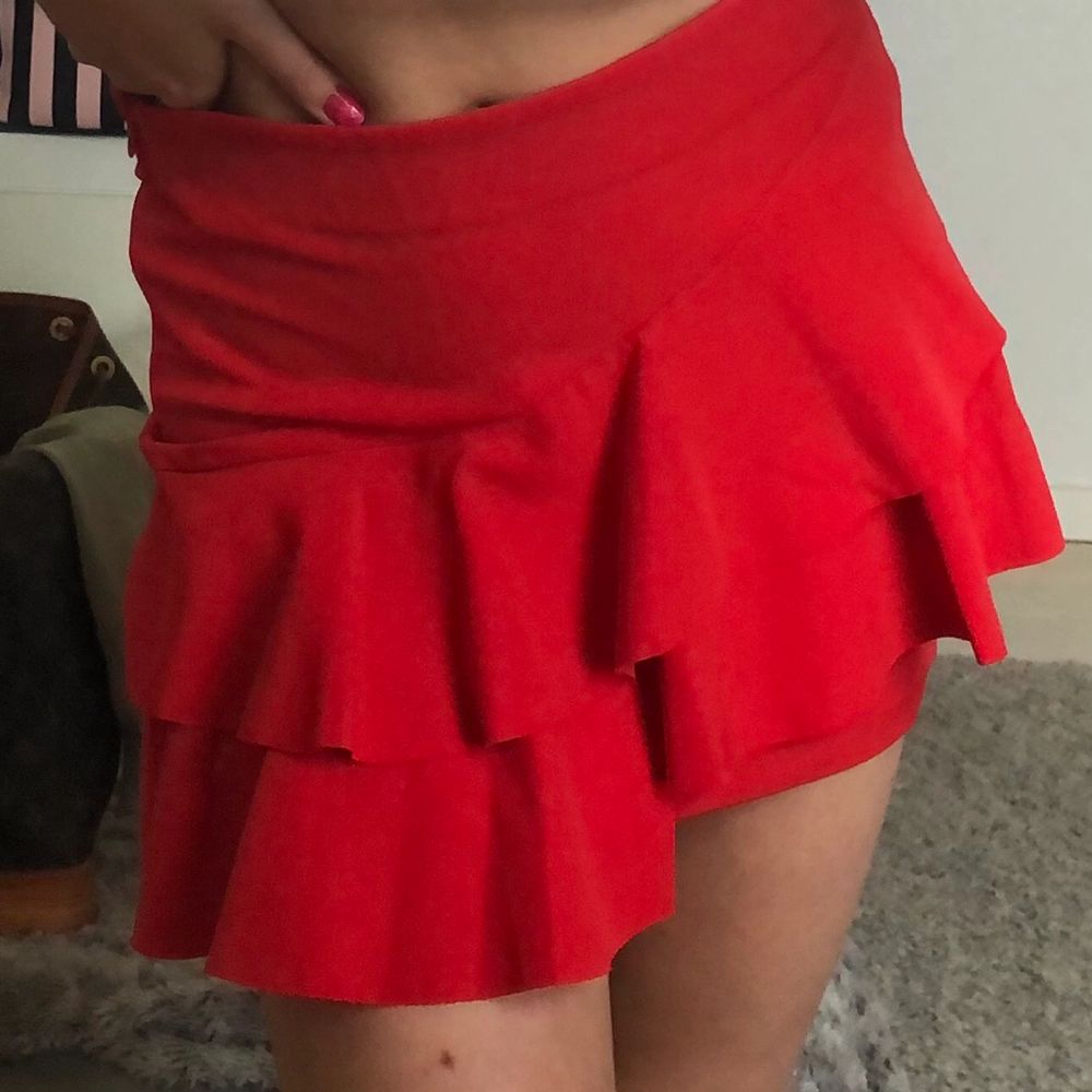 Röd kjol med snedskuren volang | Plick Second Hand