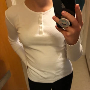 Långärmad tröja  - Vit, ribbad, långärmad tröja med knappar som detalj. Inköpt på ZARA 2018. Använd 1 gång. Skicka ett meddelande till mig om du vill ha fler/bättre bilder! ☺️ 50kr+frakt