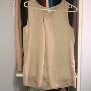 Vero Moda blus i strl S  - En champagne rosa blus från Vero Moda i storlek S som är i helt bra skick använd endast 4 gånger. 
