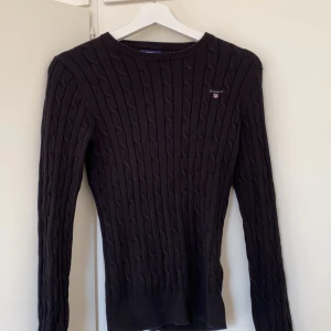 Kabelstickad Gant tröja - Svart kabelstickad gant tröja. Storlek xs men relativt stor i storleken så skulle säga att den funkar bättre för en S. Bra kvalité och använd få gånger.
