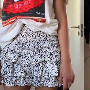  - Säljer denna jättefina kjol helt oanvänd men som tyvärr är för liten och inte kommer till användning 🧚‍♀️🧚‍♀️köparen betalar frakt 