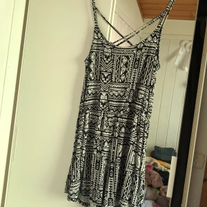 Söt jumpsuit - Söt jumpsuit för sommaren! Aldrig använd! Prislappen kvar på!