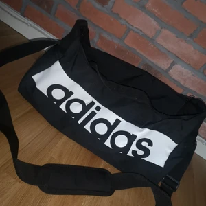 Adidas  - Adidas väska, perfekt till gymmet. Du får plats med handduk, skor, ombyte. Den är inte klumpig men rymlig. 