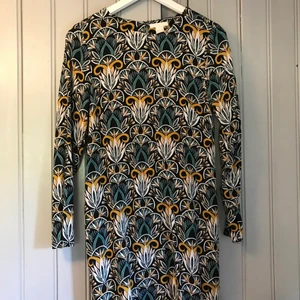Klänning från H&M - Mönstrad klänning från H&M. Knälång