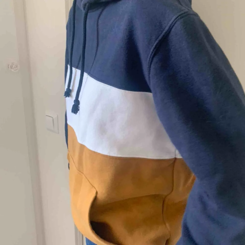 Oversized hoodie från H&Ms herravdelning. Väldigt stor och mysig att ha på sig.☺️ Härlig att ha över linnen och tröjor och passar till det mesta! Väldigt bra skick! Nypris - 299kr.. Hoodies.