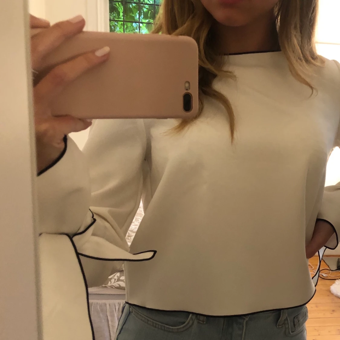 Vit blus med knyt detaljer - 90