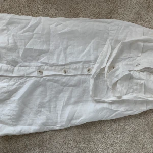 Vit linneskjol - Vit linnekjol som passa till finare och slappare tillfällen. Passar xs-m. Midi längd