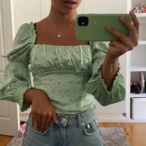 Grön blommig blud 🤩 - säljer min silkesblus från hm! har andvänts endast en gång o de är just därför jag säljer den 💖  många intresseerade så måste ha budgivning! budet ligger på: 360+frakt❤️