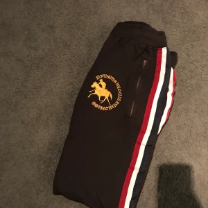 Polo mjukis  - Använda ca 2 gånger. Fint och helt skick. Strl S. Frakt tillkommer på 44kr om man vilka ha de. 