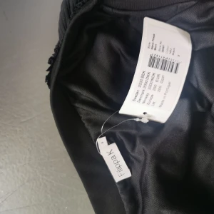 Kjol Filippa K - Svart lång Kjol i storlek S från Filippa K. Går till anklarna på mig som är 163 cm lång. Nypris 2200, aldrig använd. 