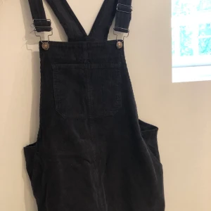 ”Hängselkjol” - Superfin ”hängselkjol/klänning” från Zaful. Storlek: L men passar definitivt M. Köparen står för frakten. Fraktar endast.