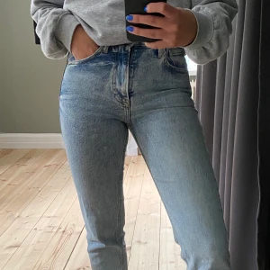 Blå jeans Zara - Fina blåa Jens från Zara, dom är sparsamt använda och i bra skick🥰 Säljer pga använder dom inte så mycket!