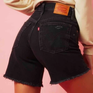  - Ett par helt nya levis 501 mid thigh shirts i svart😍 så otroligt snygga och trendiga, säljes då jag beställde flera storlekar, slutsåld på hemsidan! Frakt tillkommer!💞