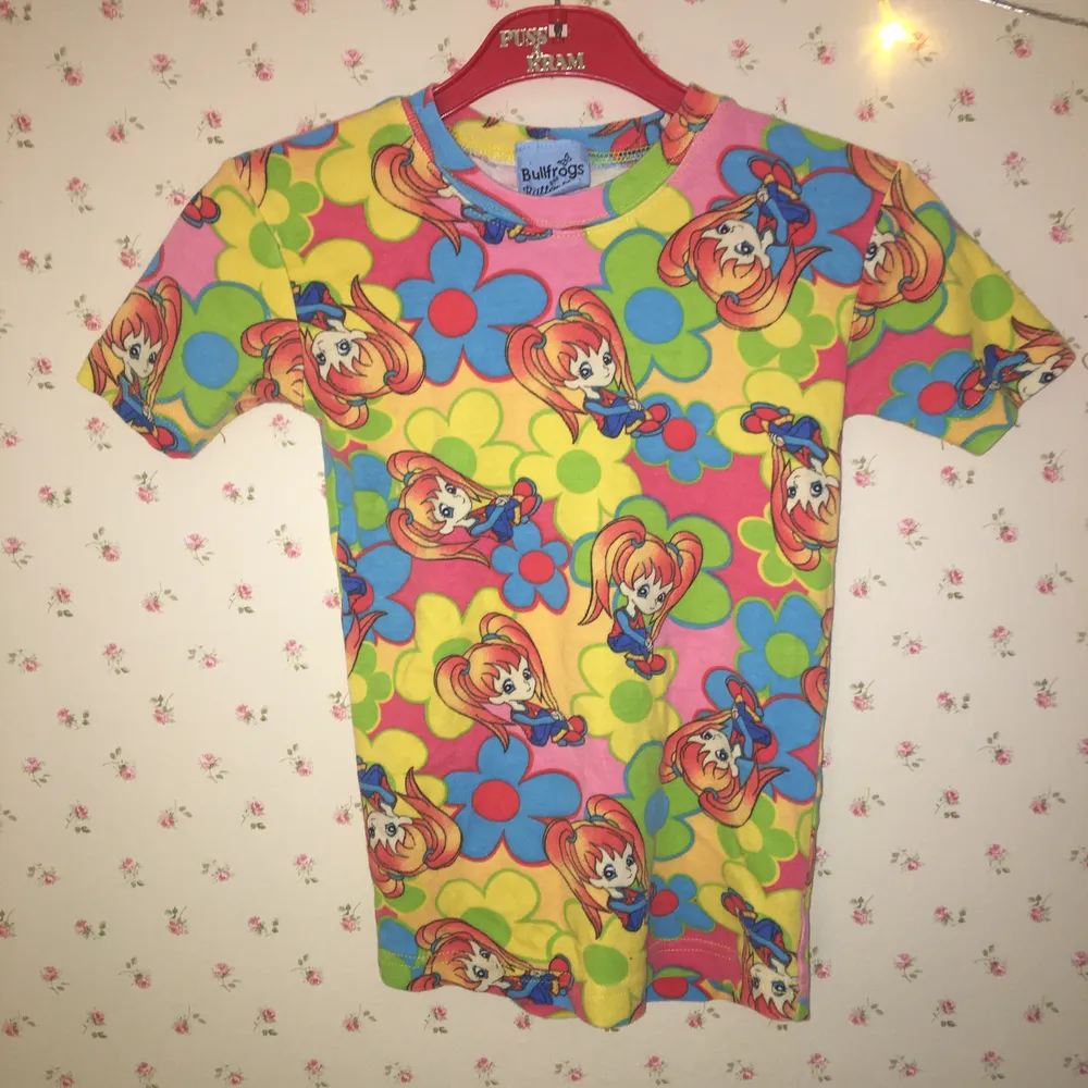 Jättegullig tröja från Depop med färgglada blommor och en tuff tjej. Superskönt material och snygg passform.🌻. T-shirts.