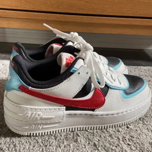 Nike air force 1 shadow  - NIKE AIR FORCE 1 SHADOW. Använda 1 gång,  storlek 38.  skorna är slutsålda på dem flesta sidorna och är en högefterfråga på dessa modellerna. 