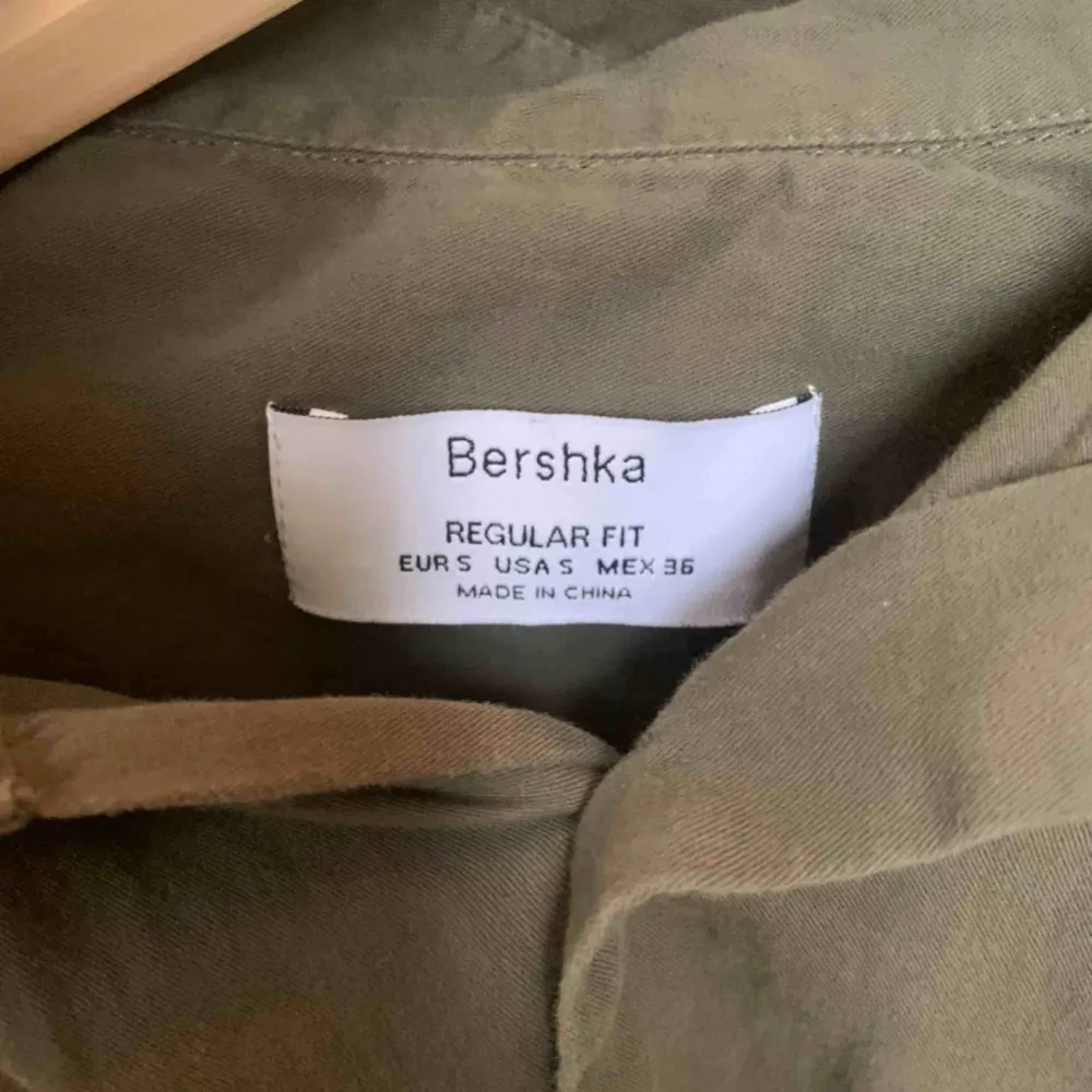 Mörkgrön skjorta från Bershka som knappt är använd. Skjortor.