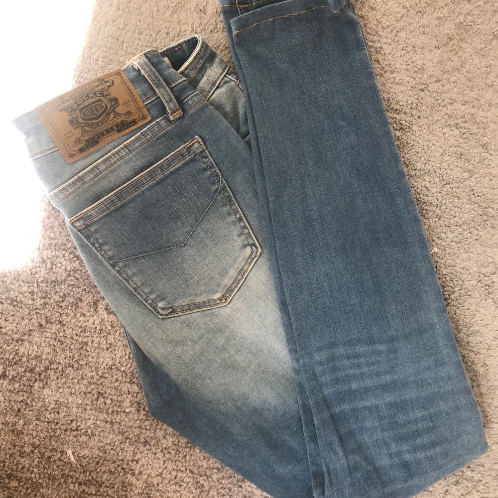 Ett par nästan oanvända jeans från Crocker! Skräddarsydda/uppsydda enligt min längd 157. Frakt tillkommer 🥰. Jeans & Byxor.
