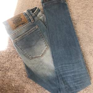 Ett par nästan oanvända jeans från Crocker! Skräddarsydda/uppsydda enligt min längd 157. Frakt tillkommer 🥰