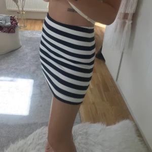 Randig kjol!  - En sparsamt använd kjol från H&M! Fin kvalite fortfarande! Frakt tillkommer 🥰