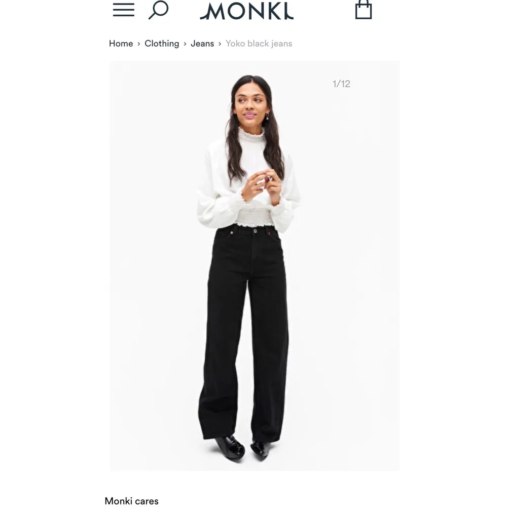 Jag säljer mina widejeans från monki. Modellen heter Yoko och jeansen är i färgen svart. Storleken är 27 och den passar de som brukar ha ungefär storlek 36. Byxorna är inte använda mycket och är i bra skick. Säljer de för 250kr plus frakten 💕. Jeans & Byxor.