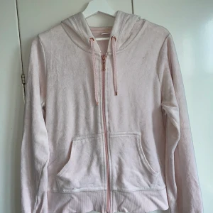 Supermysig ljusrosa tröja i sammet! - Superfin och gosig tröja i sammet, dock inte riktigt lika len som vid inköp! Storlek L men skulle säga M också. Köparen står för frakt. Priset kan diskuteras🥰   ERBJUDANDE: 2 ziphoodies för 170kr (kolla mitt konto för fler)
