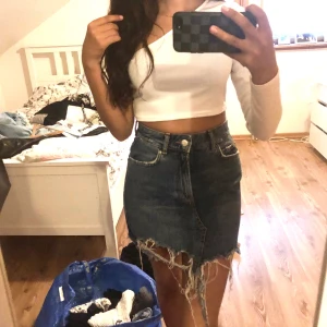 Jeans kjol - Fin jeans kjol köpt för ungefär 300kr säljer för 150+ frakt. Aldrig använd 