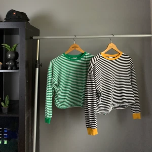 Tröjor från H&m - Två stycken randiga tröjor från h&m. Den gröna är i storlek Xs och den vit/svarta med gula detaljer är i storlek S. Säljes tillsammans för 100 kr + frakt eller var för sig för 50 kr + frakt.
