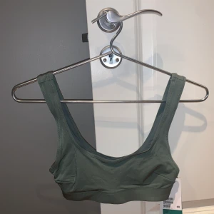 H&M Bikinitopp oanvänd - Ny bikinitopp från H&M (lappen kvar) i storlek 34