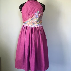 Festklänning  - En st festklänning. (Använd en gång)   Egensydd  Färgat tyget och även målat på den.    