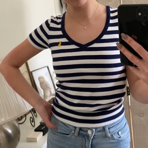 Ralph Lauren t-shirt - Äkta Ralph Lauren tröja i bra skick som jag säljer pga kommer ej till användning!:)