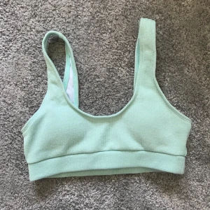 oanvänd bikiniöverdel - en oanvänd bikiniöverdel från SHEIN, endast testad🌸💕 jättefin mintgrön färg! inläggen kan lysa igenom lite men dom är Uttagbara, annars är den toppen☺️💕