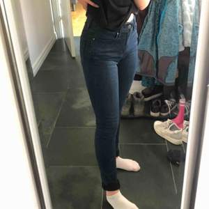 Blåa Levi’s 721 high Rise skinny jeans storlek w27 L30! Sparsamt använda och i jättebra skick🙌🏼